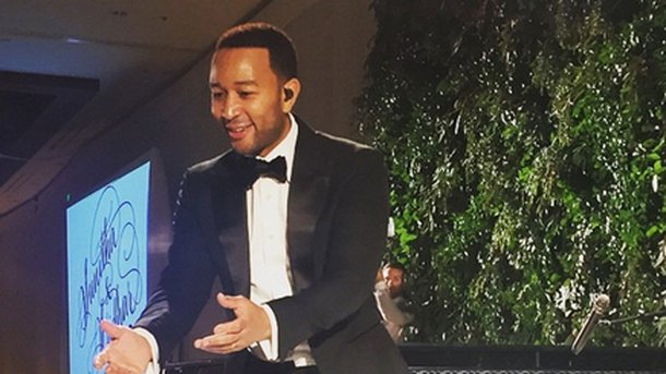 John Legend interprète "All Of Me" à un mariage !