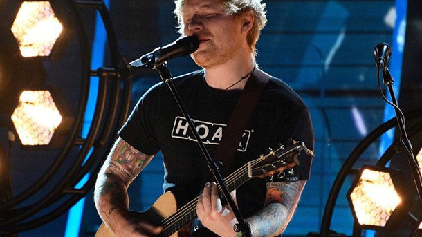 Ed Sheeran offre sa guitare à un jeune fan!