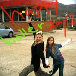 Kesha: C'est un Noel Waffle House!!! Restez classe ANIMALS!!!  Happy Holler Dayz à tout le monde!!!