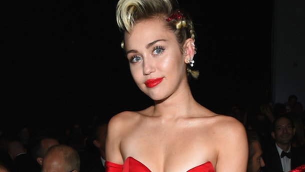 Miley Cyrus dévoile une adorable vidéo d'elle enfant!