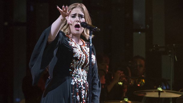 Adele fête ses 30 ans sur le thème de Titanic