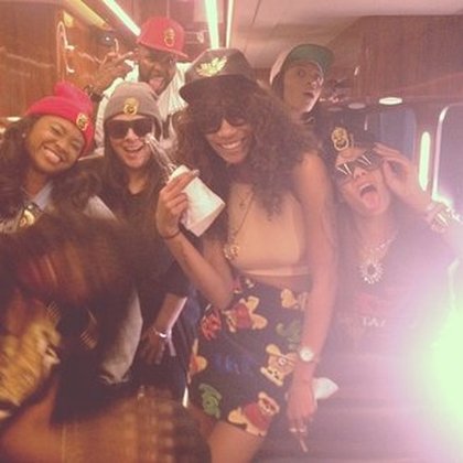 Rihanna fait aussi la fête dans son bus de tournée !