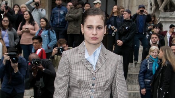 Christine and The Queens: hyper lookée au defilé Stella McCartney