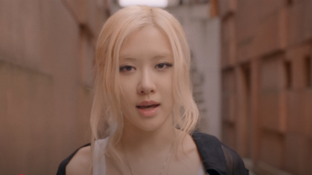 Rosé de Blackpink crée la surprise en tournant son clip à Noisy-le-Grand