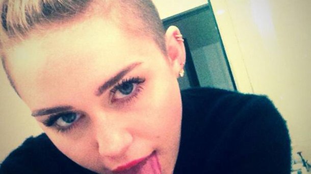 Miley Cyrus : séance tattoos avec son meilleur ami
