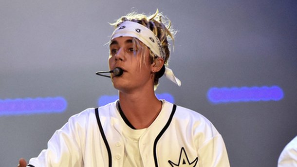 Justin Bieber tombe à nouveau sur scène!
