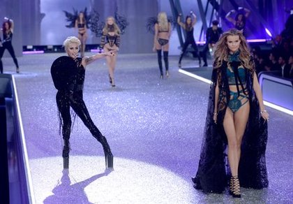 Lady Gaga - Victoria's Secret Show - Paris - le 30/11