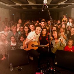 Vianney et son public lors de son Concert privé Pop Love