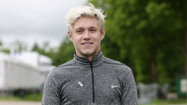 Niall Horan félicite Demi Lovato et Nick Jonas après leur concert à Los Angeles!
