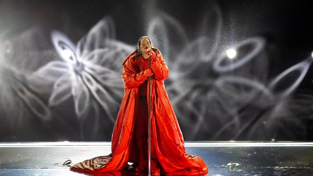 Ventre arrondi, Rihanna enchaine ses tubes au Super Bowl
