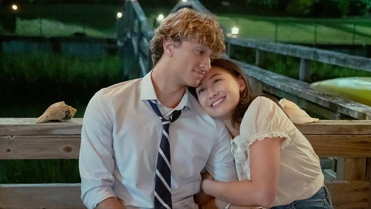 Gavin Casalegno et Lola Tung dans "L'été où je suis devenue jolie"