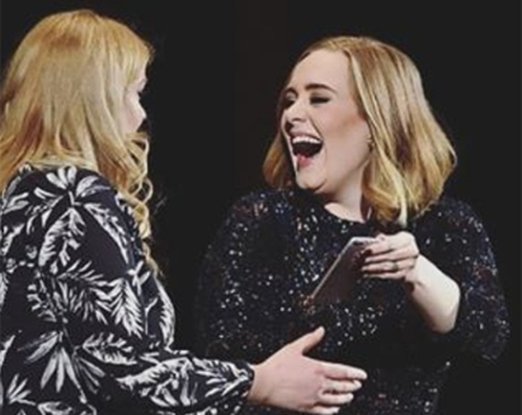 Adele et son sosie sur scène