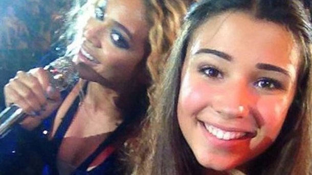 Beyoncé se prend en photo avec une fan en plein concert !