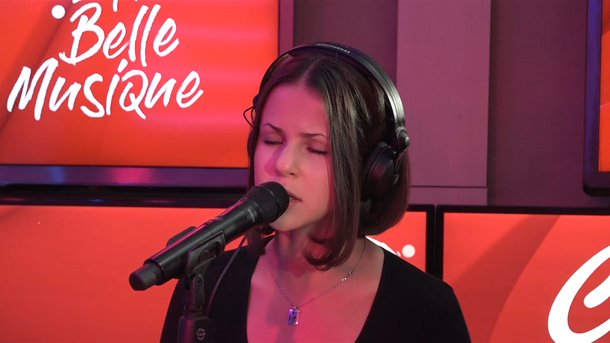 Marina Kaye interprète «Twisted» en live sur Chérie FM
