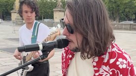 Le groupe Pam Pam joue le générique de l'émission en plein Paris !