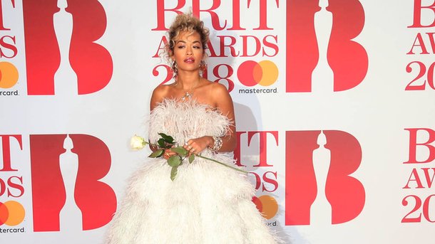 Rita Ora sublime en robe multicolore