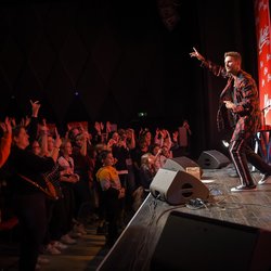 Le public est conquis par le Concert Super Privé Chérie FM de Matt Pokora