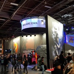 Peu importe le côté, le stand Square Enix est extrêmement bien réalisé et clinquant cette année.