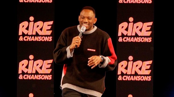 Boriss Chelin sur la scène du Rire & Chansons Comedy Club