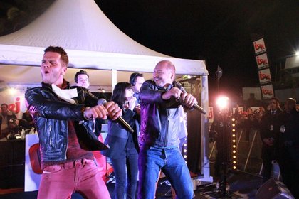 Keen'V fait danser Cauet