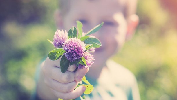 Les infos du Réveil Chérie: Un petit garçon offre des roses à toutes les filles de sa classe
