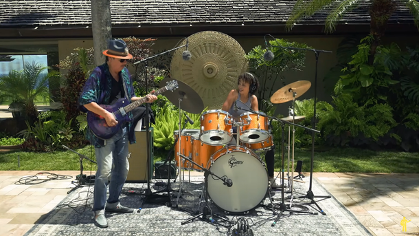 Carlos Santana et des musiciens du monde entier reprennent "Oye Como Va"