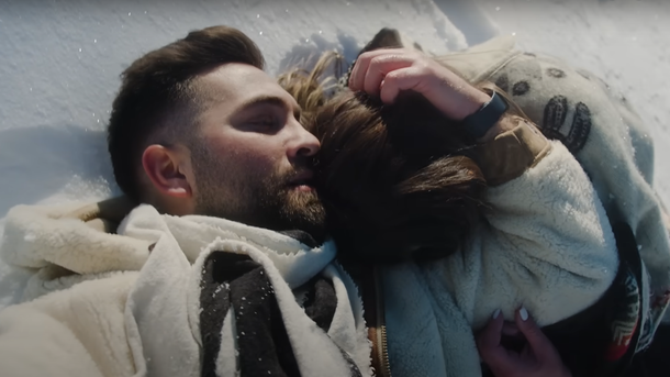 Kendji Girac choisit la montagne pour le clip lumineux de "J'ai changé"
