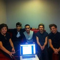 Les One Direction en live tweet avec NRJ 