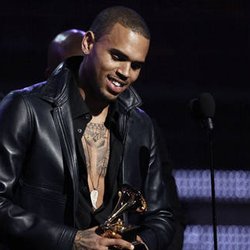 Chris Brown chante du Rihanna dans un club
