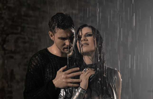 Julien Lieb et Laura Pausini dans le clip de "La dernière chanson (Due Vite)"