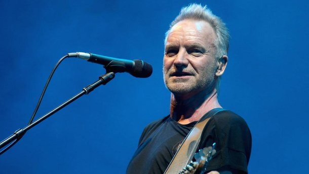 "Nous Tous aimons nos enfants. Arrêtez la guerre !" : Sting réinterprète son titre pacifiste «Russians» !