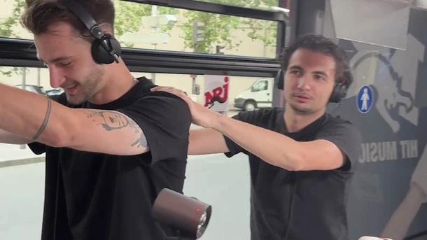 Manu lance une chenille dans le bus !
