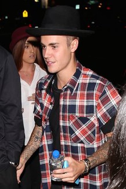 Justin Bieber arrive au club "The Nice Guy"