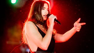 "See In Blue" : le court métrage sur les débuts de la carrière de Dua Lipa