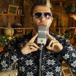 Helmut Fritz dans le clip de "Petit Papa Noël" 