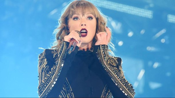 Le saviez-vous? Pour échapper aux photographes, Taylor Swift a déjà été transportée dans une valise!