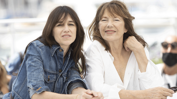 Charlotte Gainsbourg signe un portrait très intime de sa mère Jane Birkin