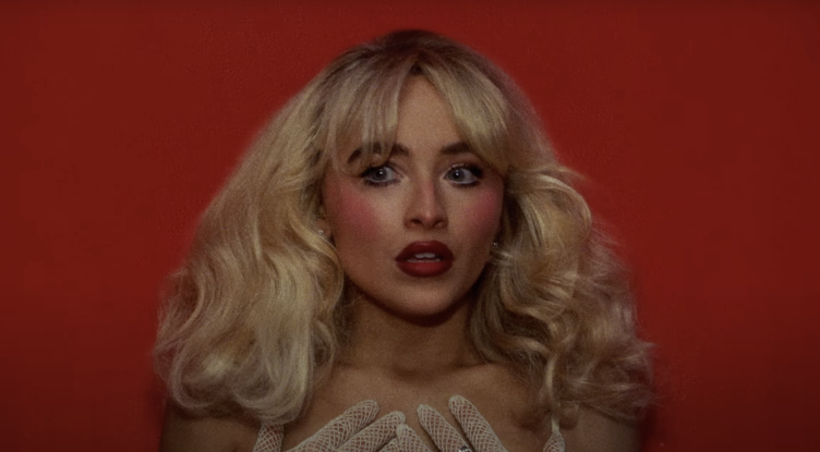 Sabrina Carpenter dans le clip de "Tears"