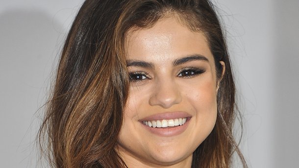 Selena Gomez dévoile sa collection de sacs à main pour Coach