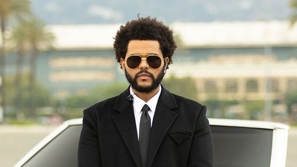 The Weeknd : sa petite amie l’embrasse en public pour son anniversaire