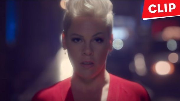 Pink dévoile le clip spectaculaire de «Walk Me Home»