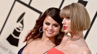 Selena Gomez et Taylor Swift sur le tapis rouge des Grammy Awards 2016