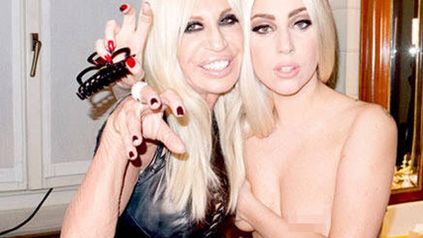 Lady Gaga enlève (encore) le haut !