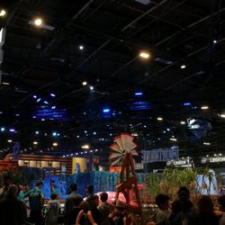 Fortnite a eu droit à une stand magnifique et colossal, avec une activité de tyrolienne en son sein. Oui, oui !