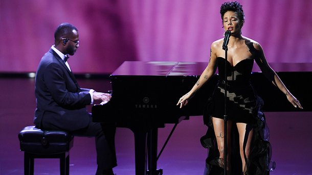 Halsey rend hommage en chanson aux personnalités disparues de la télévision