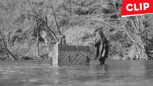 Clara Luciani et Julien Doré jouent au bord d’une cascade dans le clip «L’Ile Au Lendemain»
