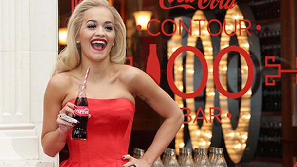 Rita Ora : glamour en rouge pour Coca-Cola!