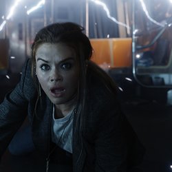 Rachel (Holland Roden) dans un train souterrain électrifié dans le film "Escape Game  - Le Monde est un Piège"