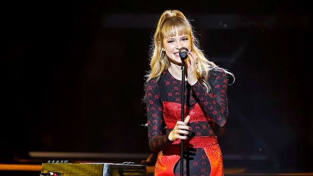 Angèle et Netflix célèbrent l’amour pour tous avec la reprise de «La Vie En Rose» d’Edith Piaf