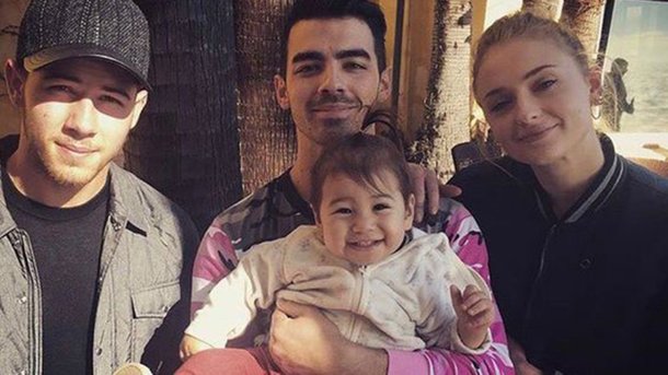 Joe Jonas et Sophie Turner : déjà un bébé dans les bras!